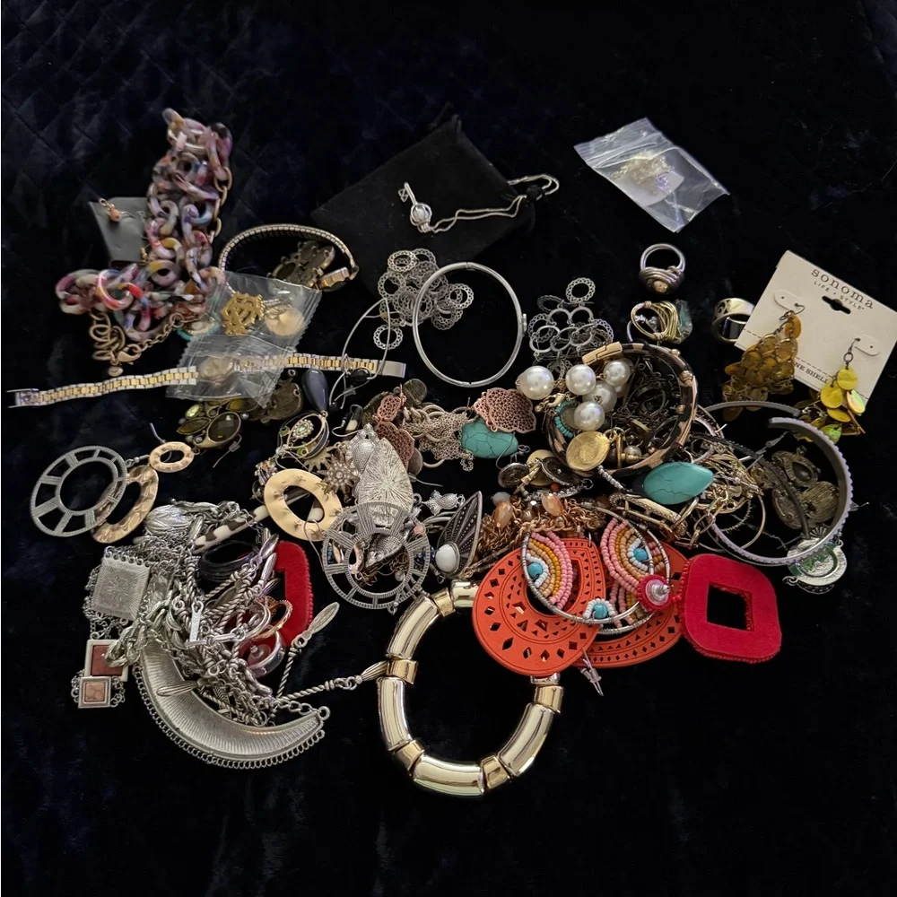 Huge lot reseller!   Women's Jewelry - Picture 1 of 5